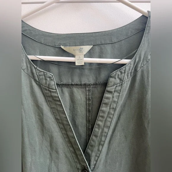 ☀️Terra & Sky Sage Green V-Neck Top - Picture 2 of 4